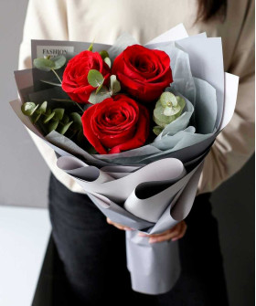 3 красные розы Эксплорер с эвкалиптом №26735