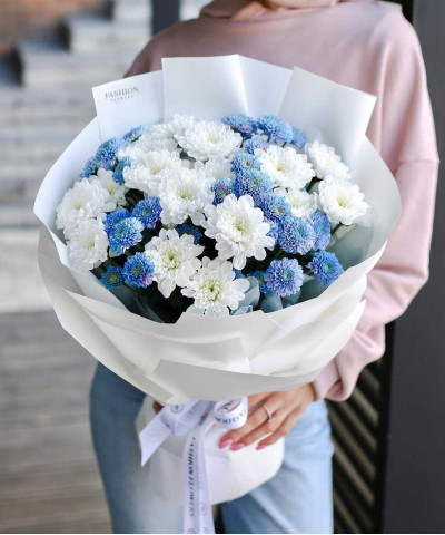 Белые и голубые хризантемы в букете "Акварельное небо" №2203