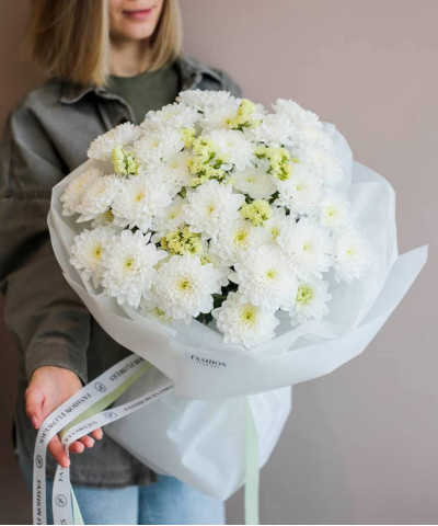 7 белых хризантем Алтай и статица в букете "Солнечный лучик" №5332