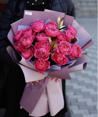 7 кустовых пионовидных роз Джульетта цериз в букете "Эстер" №2143