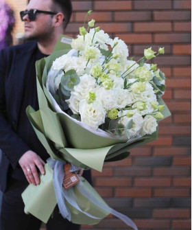 15 белой королевской эустомы с эвкалиптом №3152