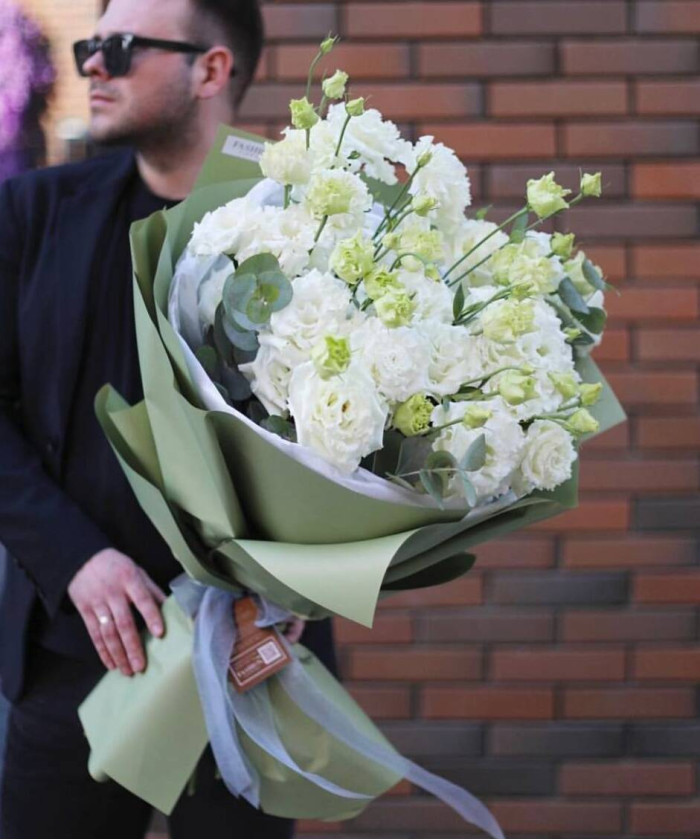 15 белой королевской эустомы с эвкалиптом №3152