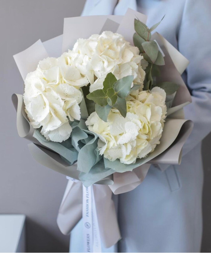 3 белые гортензии с эвкалиптом №2053