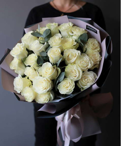 25 белых роз Мондиаль и эвкалипт в букете "Восхищение" №3125