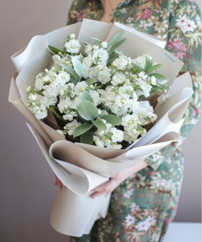 11 белой маттиолы и рускус в букете 