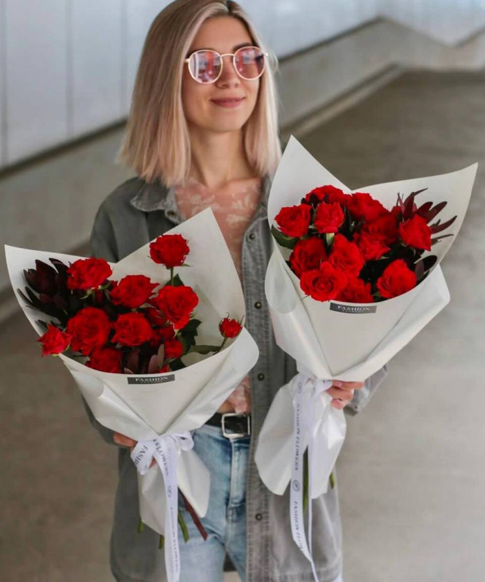 5 красных пионовидных роз Белла Линда брик №2489