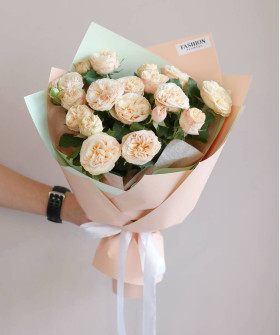 3 пионовидные кремовые кустовые розы Джентл Трендсеттер №4669