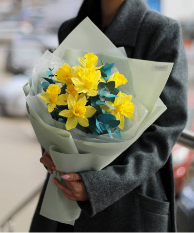 9 нарциссов и эвкалипт в букете "Юпитер" №6754