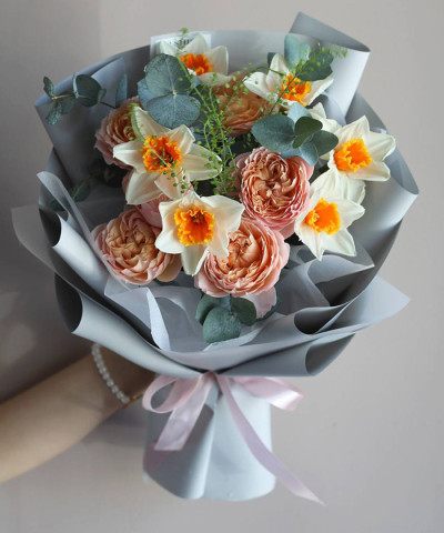 Пионовидная роза Джульетта с нарциссами №8365