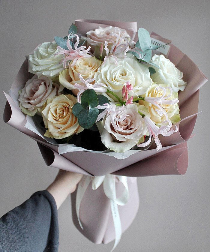 Розы и нерине в букете 