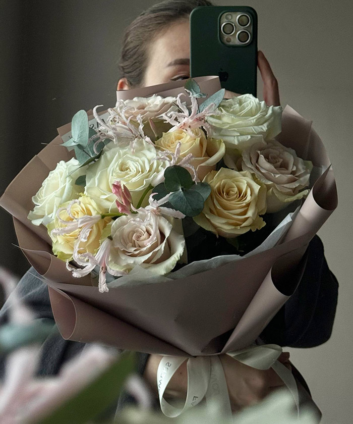 Розы и нерине в букете 