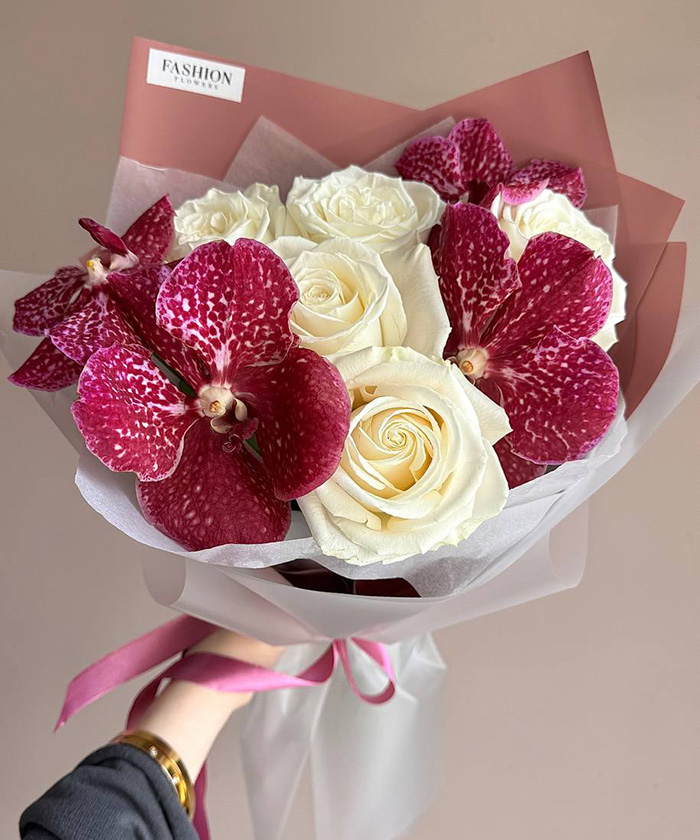 Букет из сливочных роз и орхидей Ванда №7675