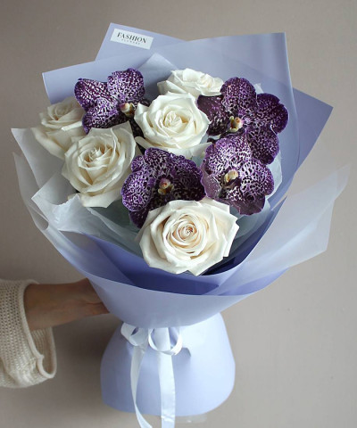 Орхидея Ванда и белые розы в букете "Лунная ночь" №3215