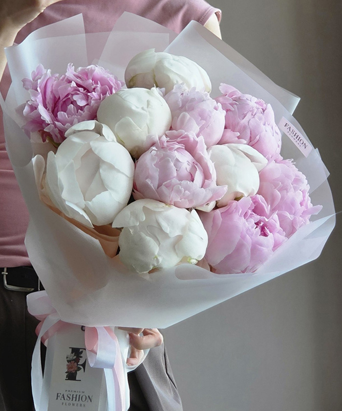 11 белых и розовых пионов №5354