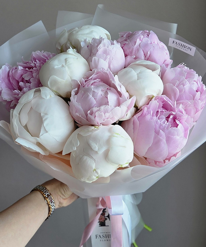 11 белых и розовых пионов №5354
