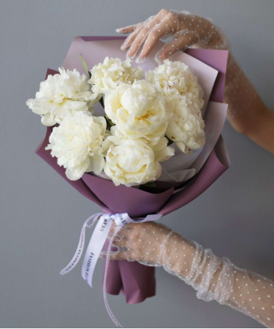 7 белых пионов №3489