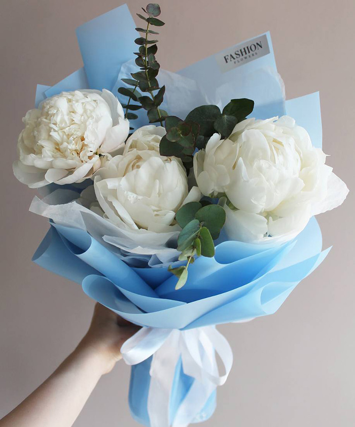 3 белых пиона с эвкалиптом №8533