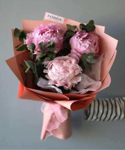 3 розовых пиона с эвкалиптом №4521