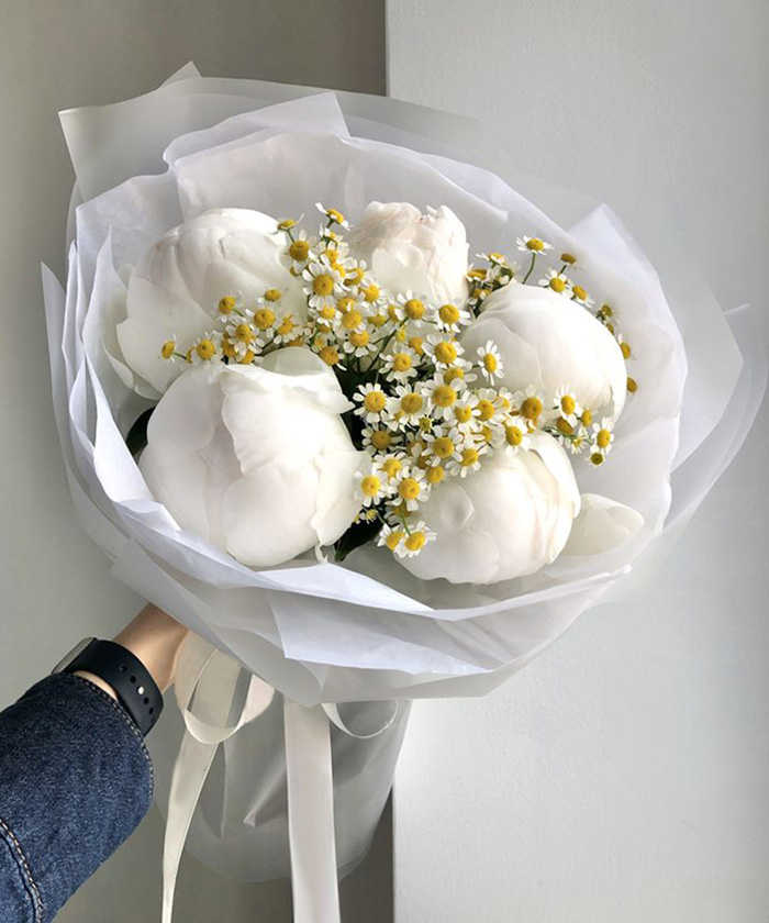 5 белых пионов и ромашки №5957