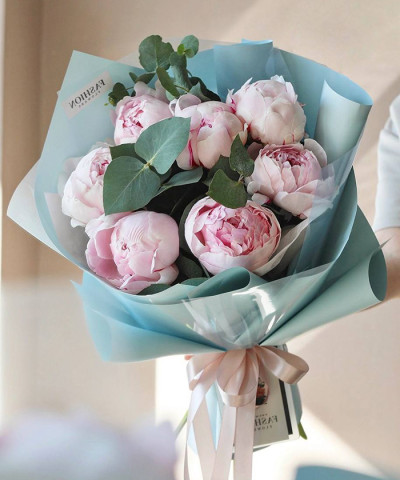 7 розовых пионов с эвкалиптом №4454