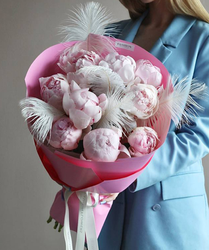 9 розовых пионов с белыми перьями №5621