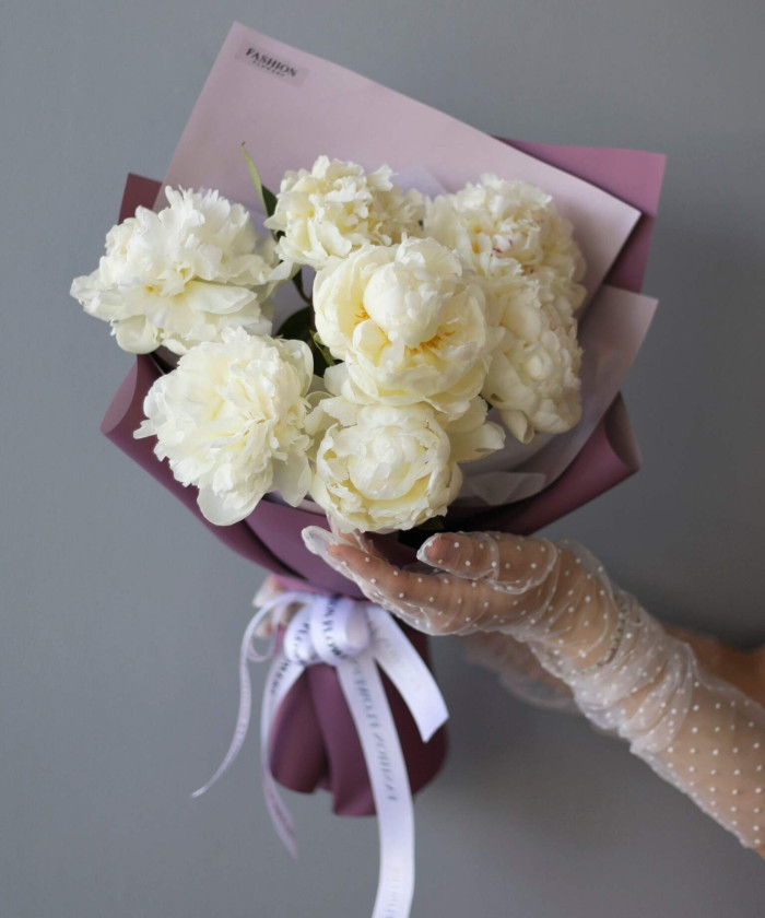 7 белых пионов №3489