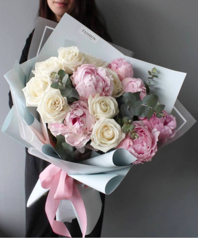 Букет из розовых пионов и белых роз Плая бланка №2844
