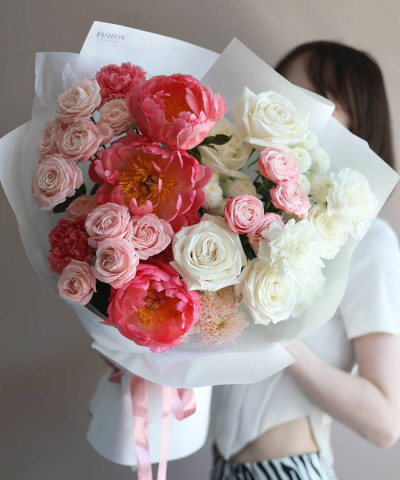 Пионы и розы в авторском букете "Ты — красота" №4553