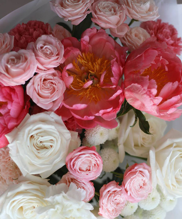 Пионы и розы в авторском букете 