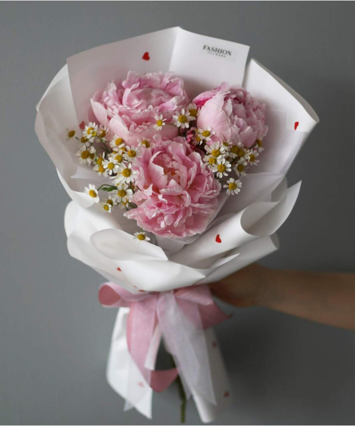 3 розовых пиона и ромашки в букете 