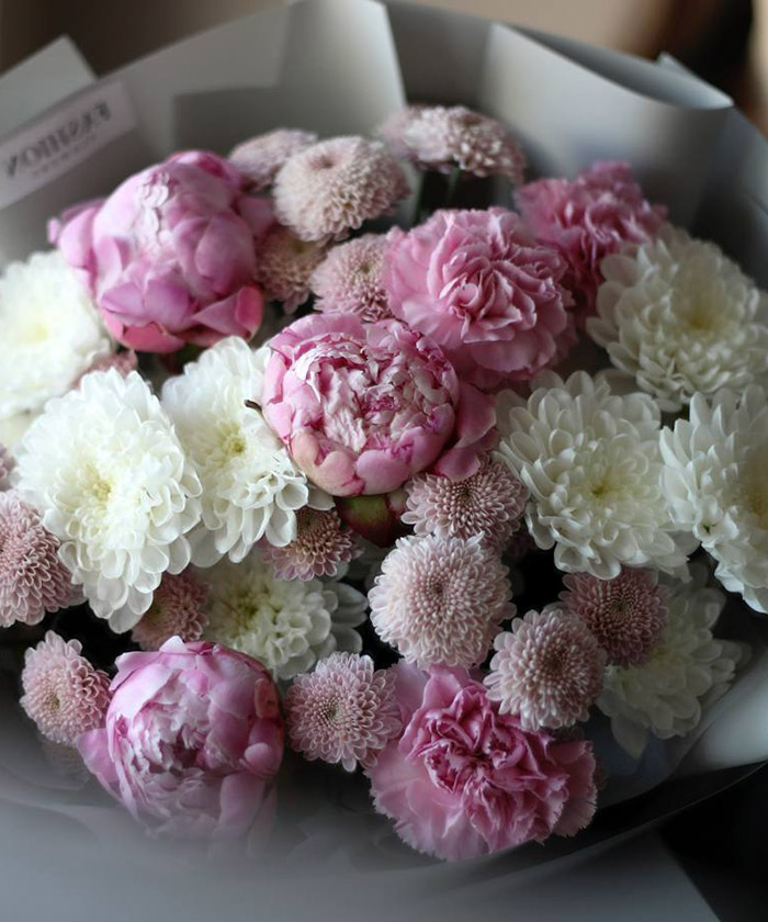 Пионы и сантини в букете 