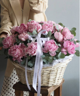 Роскошные пионы Сара Бернар с эвкалиптом в корзине "Совершенство" №2565
