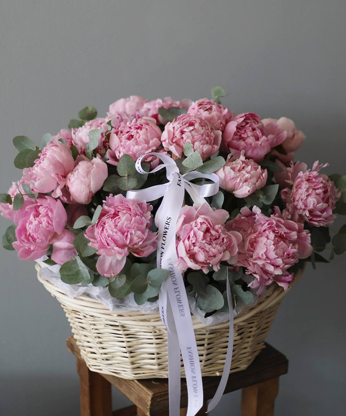 Роскошные пионы Сара Бернар с эвкалиптом в корзине 