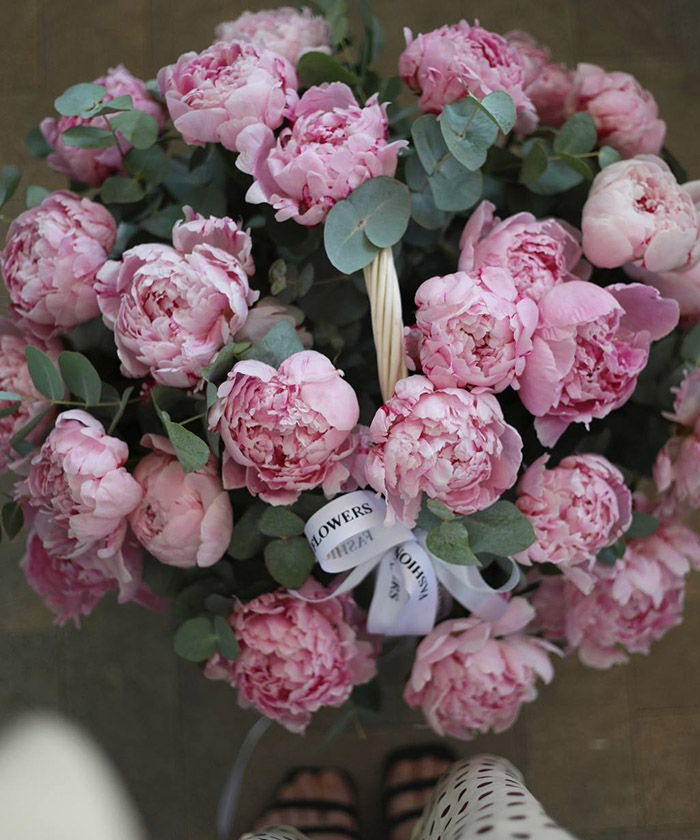 Роскошные пионы Сара Бернар с эвкалиптом в корзине 