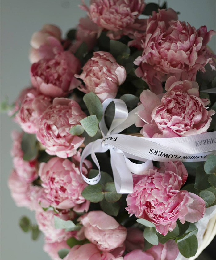 Роскошные пионы Сара Бернар с эвкалиптом в корзине 