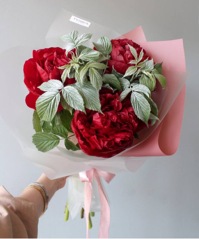 3 красных пиона Ред Шарм с ветками малины №3799