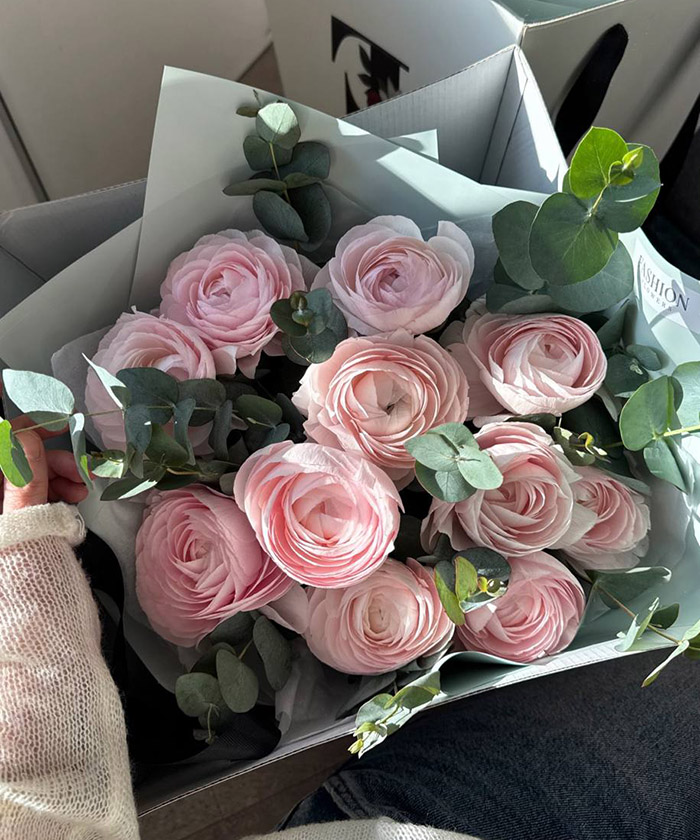 11 ранункулюсов Леди с эвкалиптом №7648