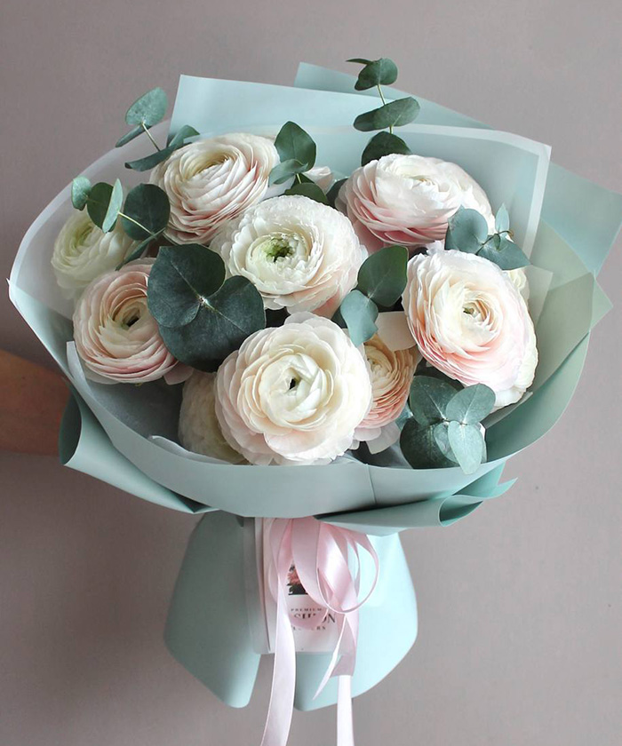 15 пудровых ранункулюсов с эвкалиптом №9356
