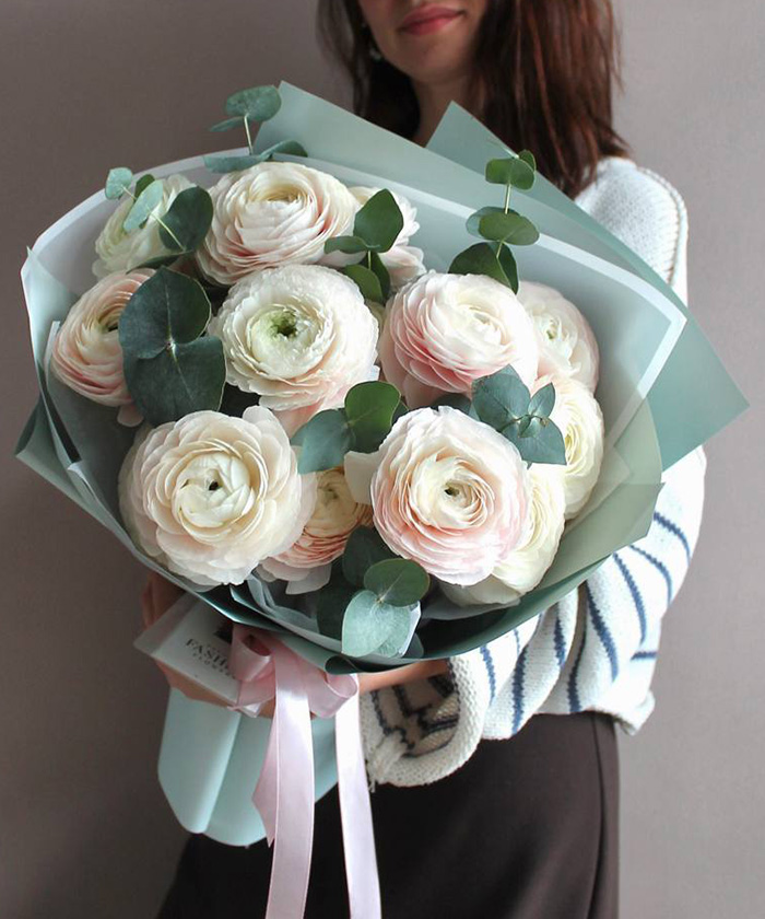 15 пудровых ранункулюсов с эвкалиптом №9356