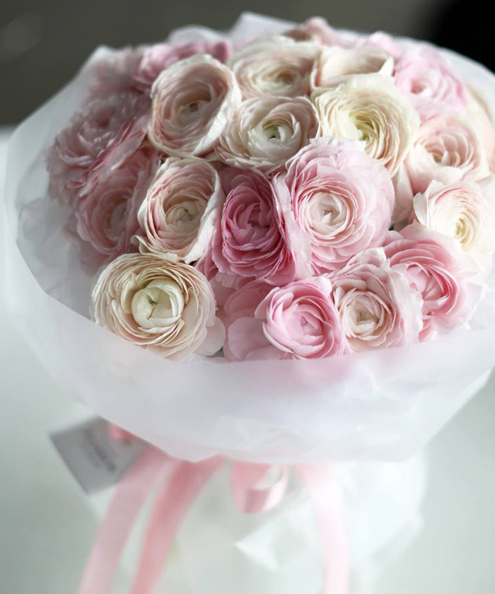 25 розовых ранункулюсов Леди в белой фирменной упаковке №5660
