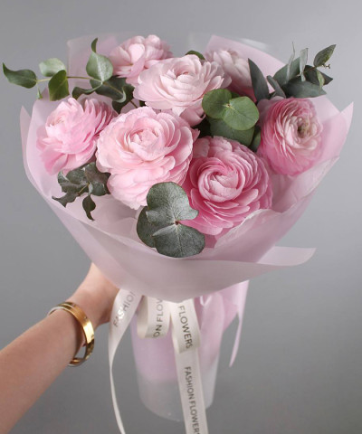 7 розовых ранункулюсов с эвкалиптом №6785