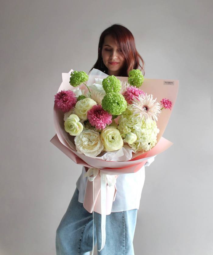 Букет авторский с английской розой и ранункулюсами №4953