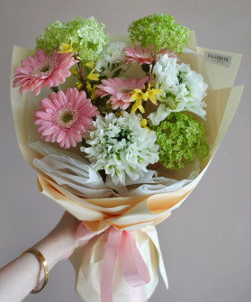 "Цветущая весна" букет с розовыми гермини и вибурнумом №7549