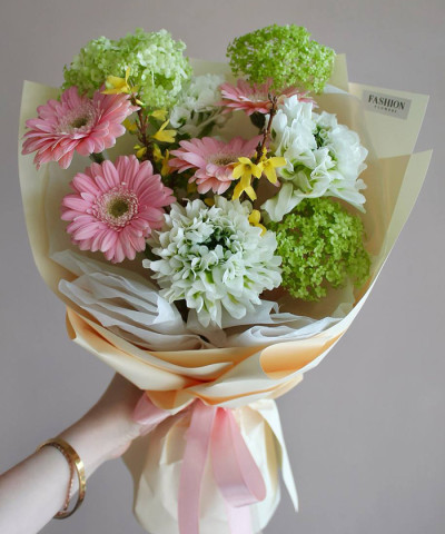 "Цветущая весна" букет с розовыми гермини и вибурнумом №7549