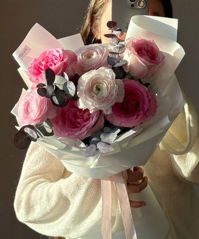 "Фенси" букет из роз и ранункулюсов №8793