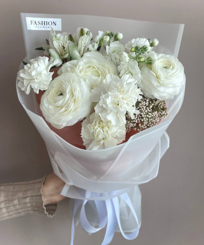 "Идеальный комплимент" с белыми ранункулюсами №5457