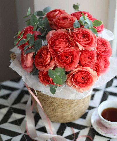 25 ранункулюсов Франголино в корзине "Клэр" №7832