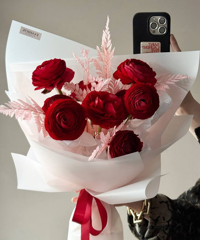 Красные ранункулюсы в букете 