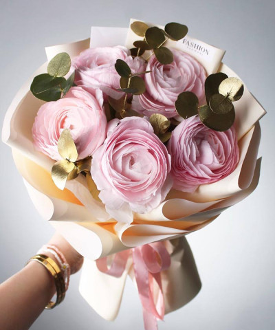 5 розовых ранункулюсов Леди и эвкалипт №6783