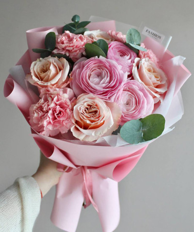 "Олсен" букет из розовых ранункулюсов и персиковых роз Шиммер №5453